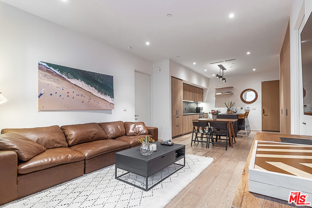 1030 N Kings Rd Unit: 104