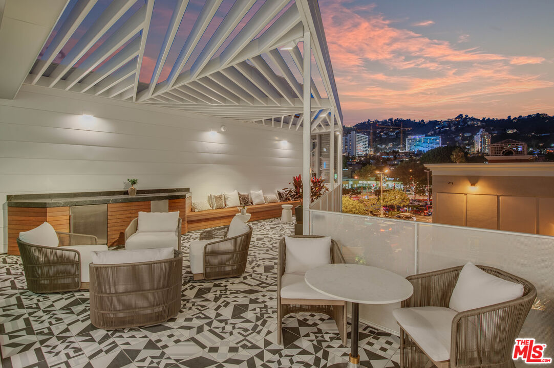 1030 N Kings Rd Unit: 104