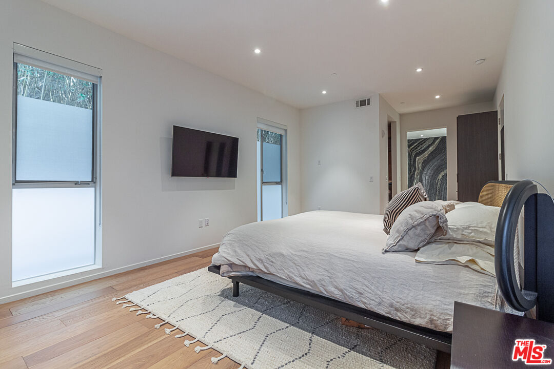 1030 N Kings Rd Unit: 104