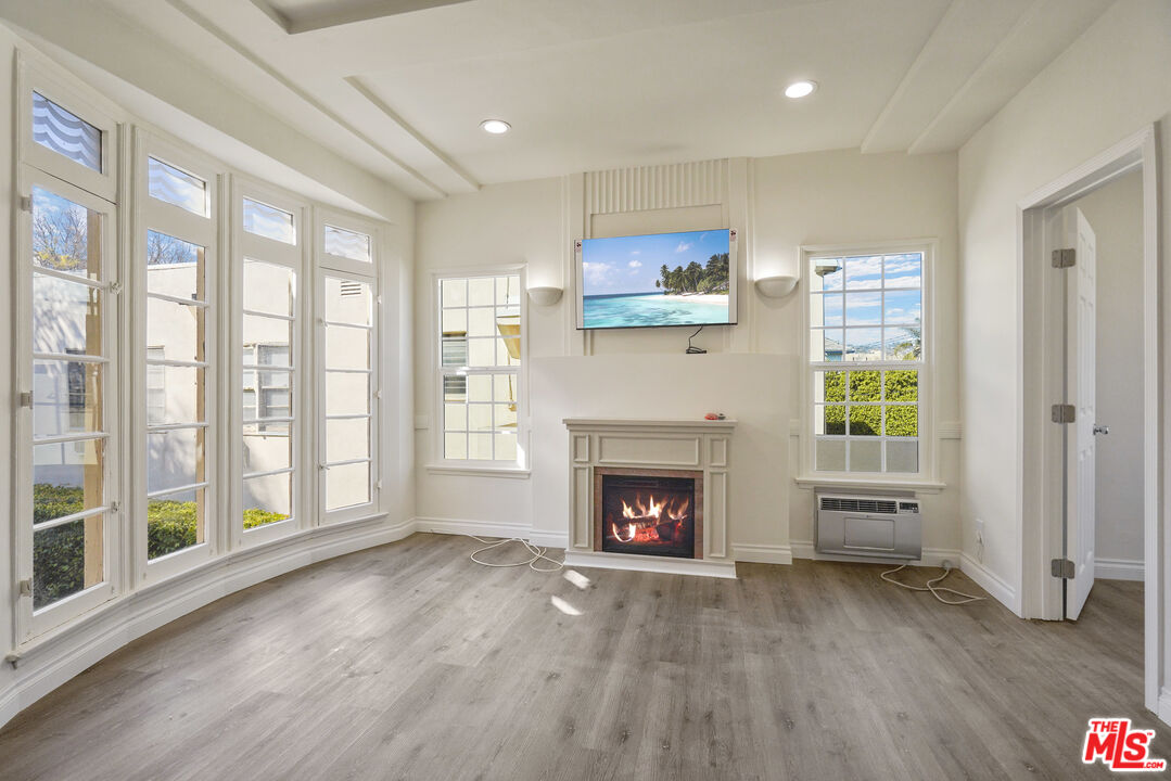 228 S REEVES DR Unit: C