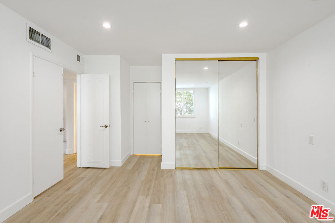2385 Roscomare Rd Unit: D15