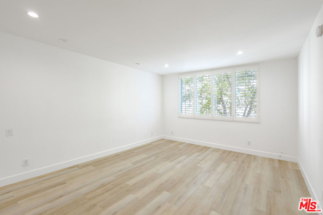 2385 Roscomare Rd Unit: D15