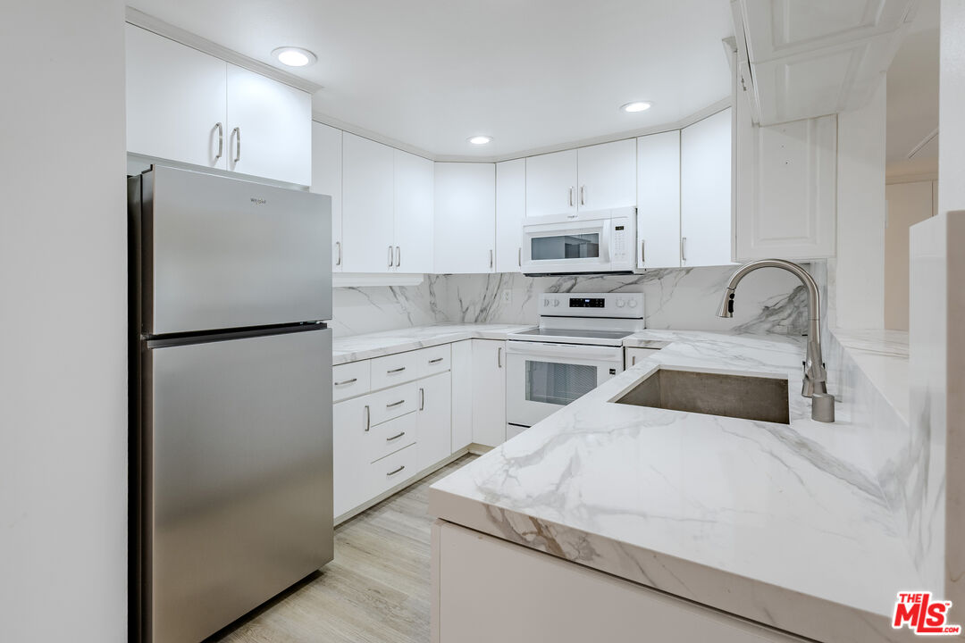 2385 Roscomare Rd Unit: D15