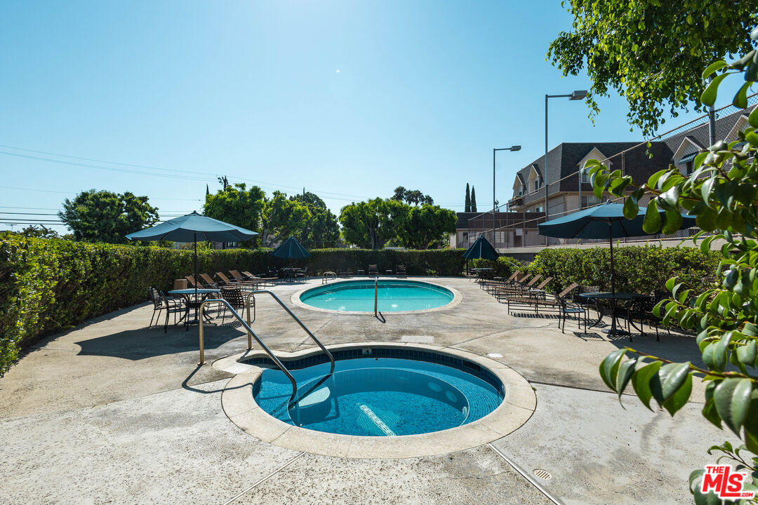 2385 Roscomare Rd Unit: D15