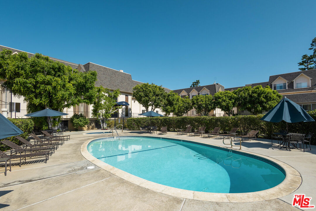 2385 Roscomare Rd Unit: D15