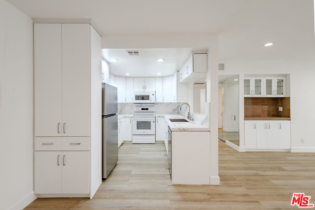 2385 Roscomare Rd Unit: D15