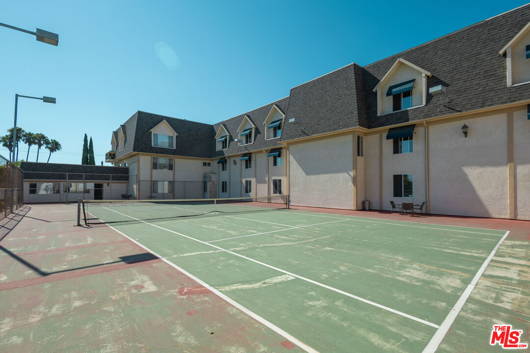 2385 Roscomare Rd Unit: D15