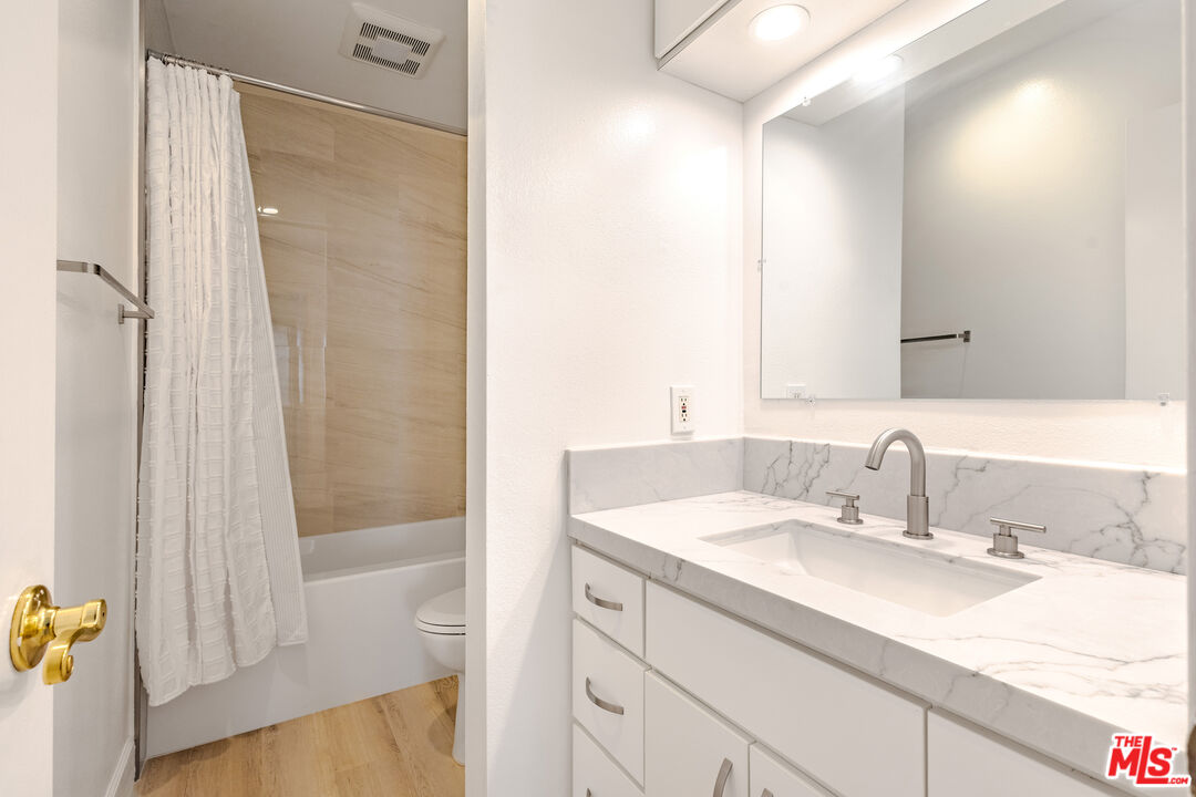 2385 Roscomare Rd Unit: D15