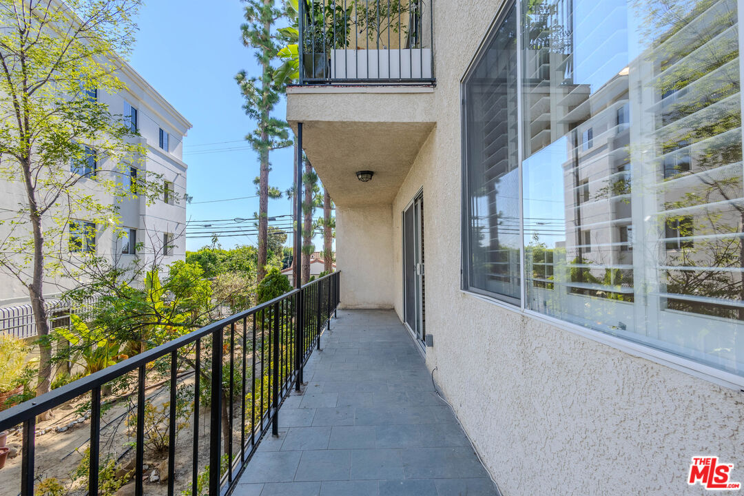 2385 Roscomare Rd Unit: D15
