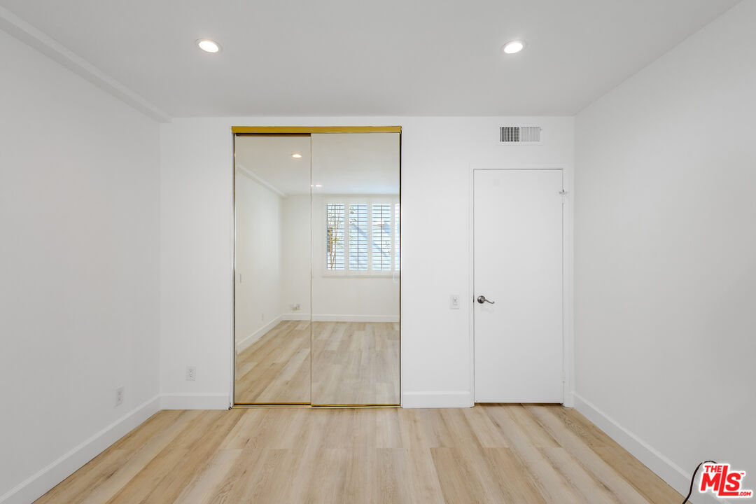 2385 Roscomare Rd Unit: D15