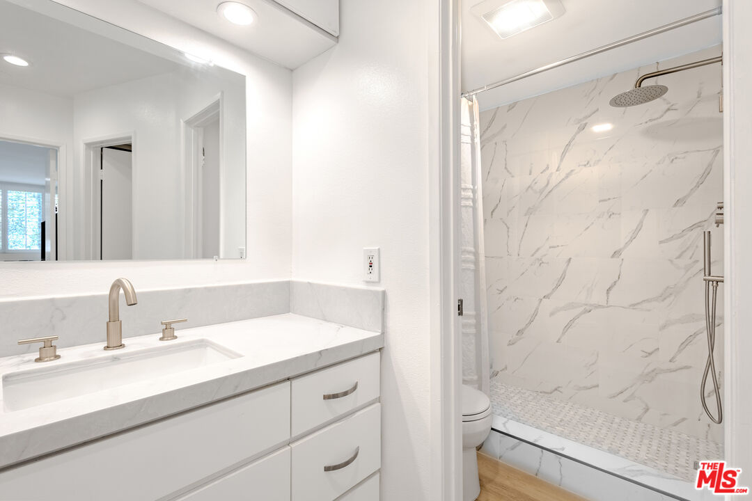 2385 Roscomare Rd Unit: D15