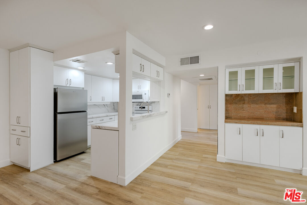 2385 Roscomare Rd Unit: D15