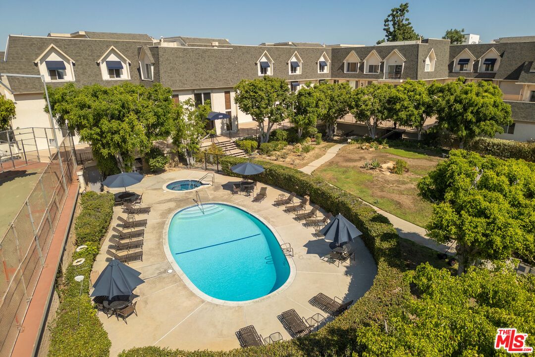 2385 Roscomare Rd Unit: D15