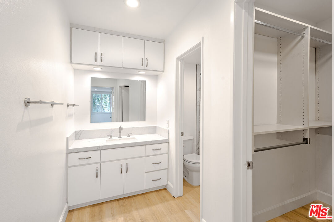 2385 Roscomare Rd Unit: D15