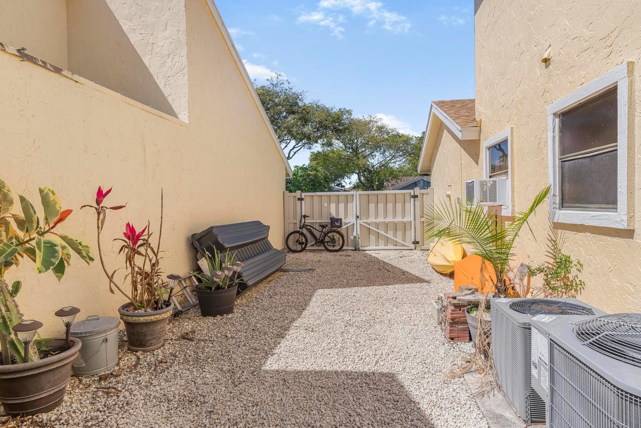 1075 NW 19th Ter