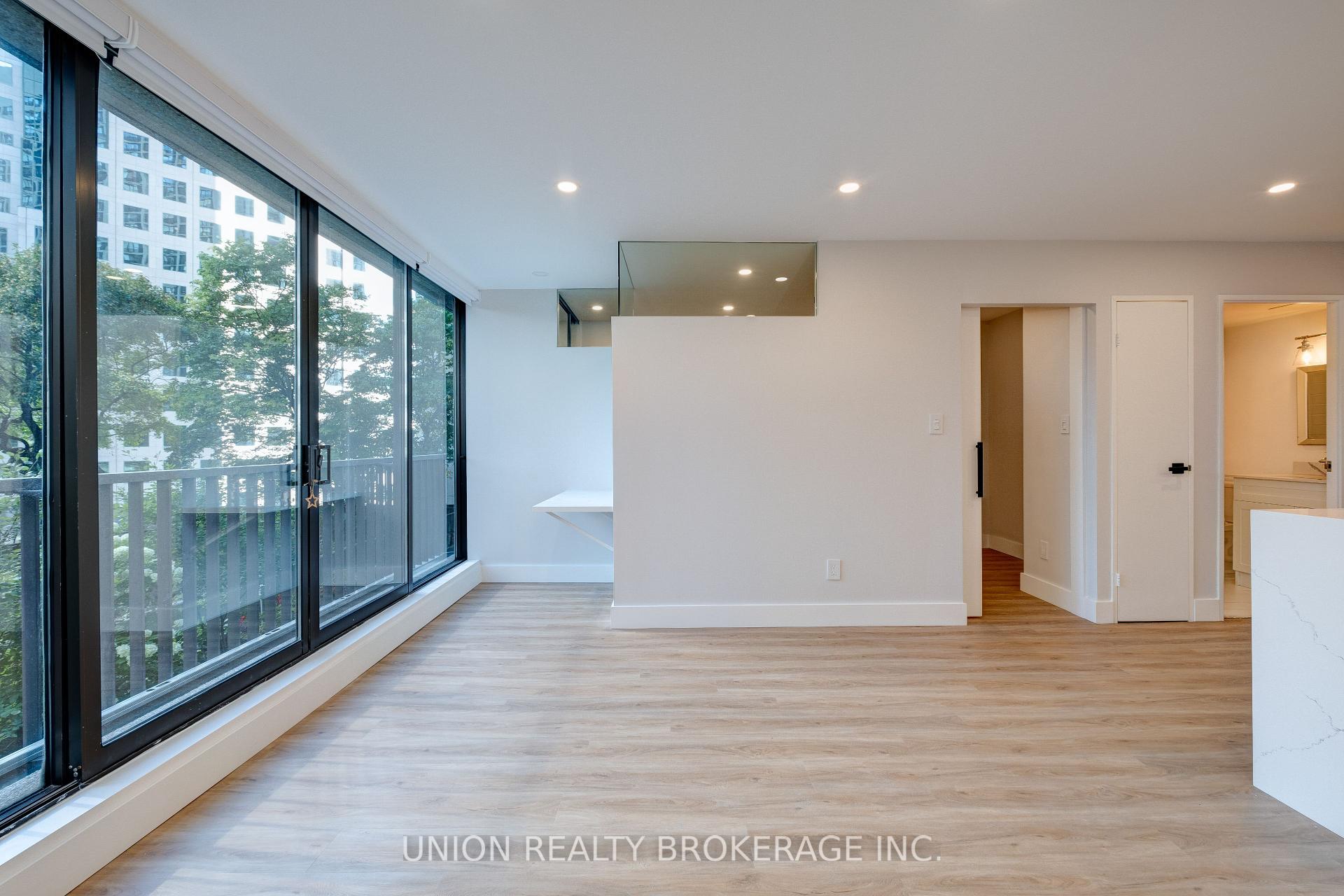 33 Harbour Square Unit 822