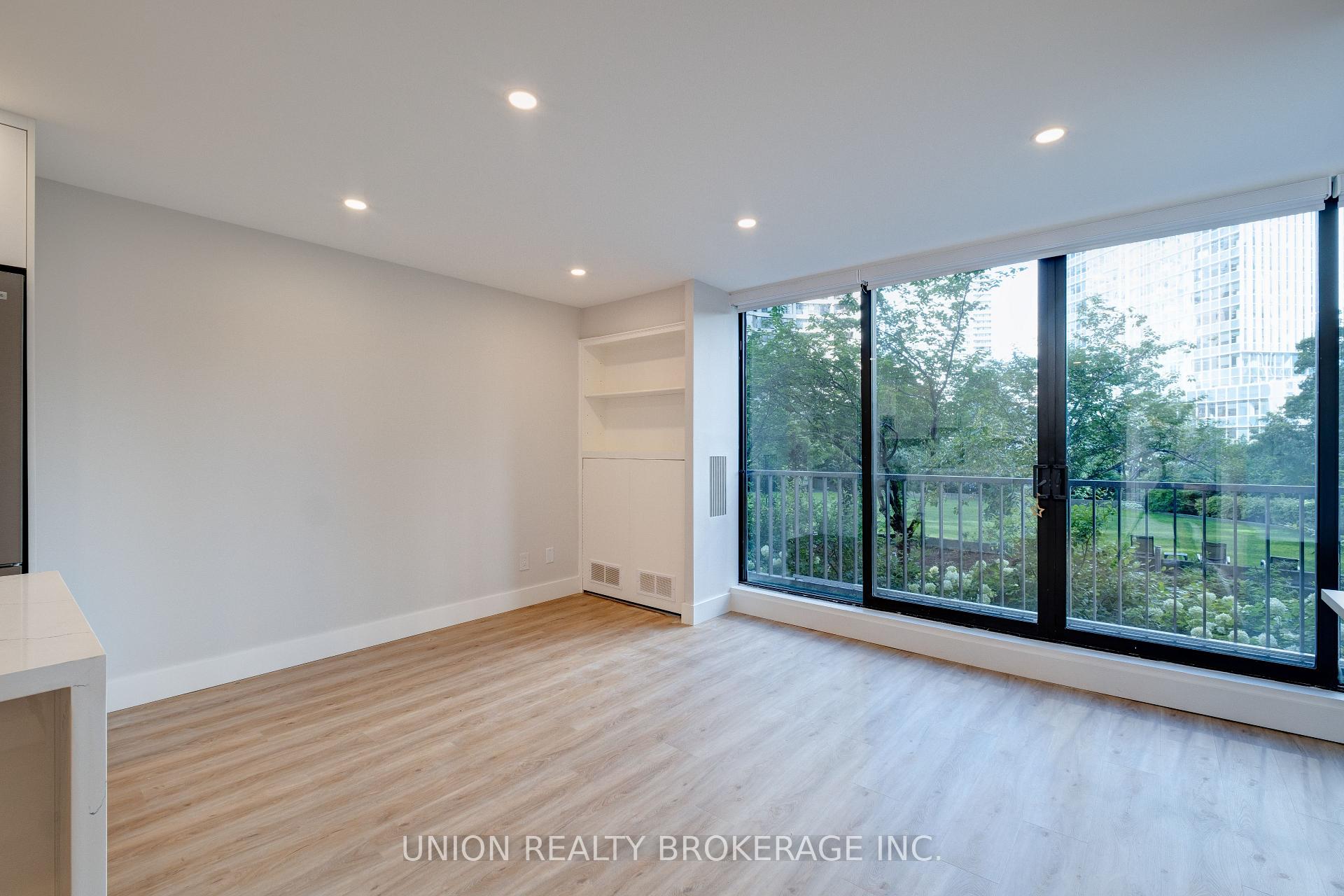 33 Harbour Square Unit 822