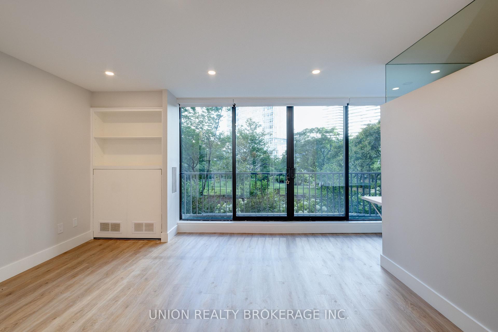 33 Harbour Square Unit 822