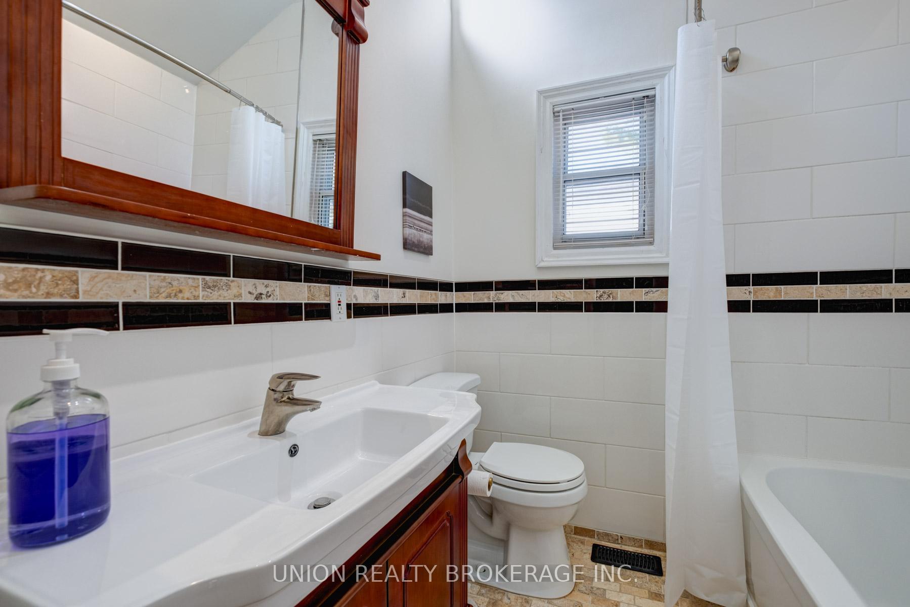 158 Chisholm Avenue, Toronto