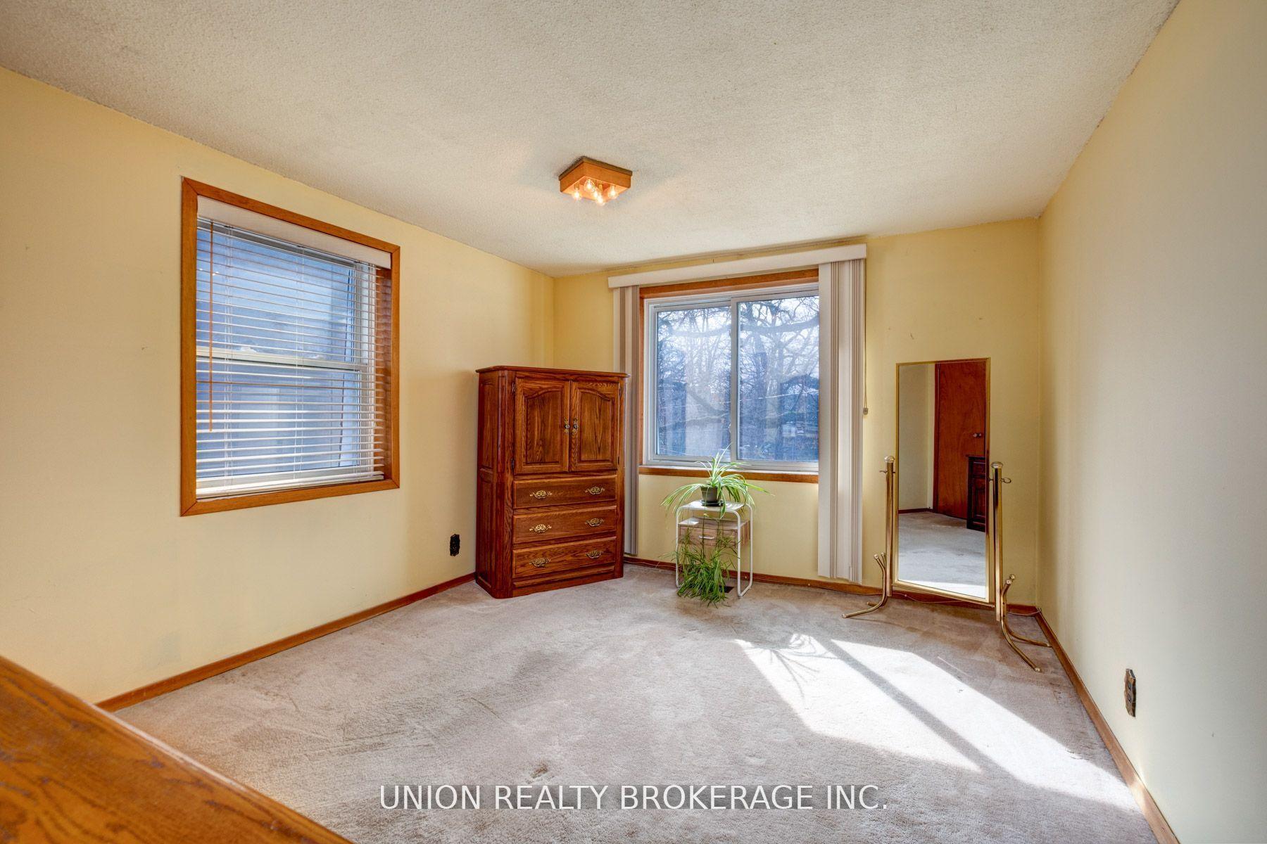 24 Benlamond Avenue