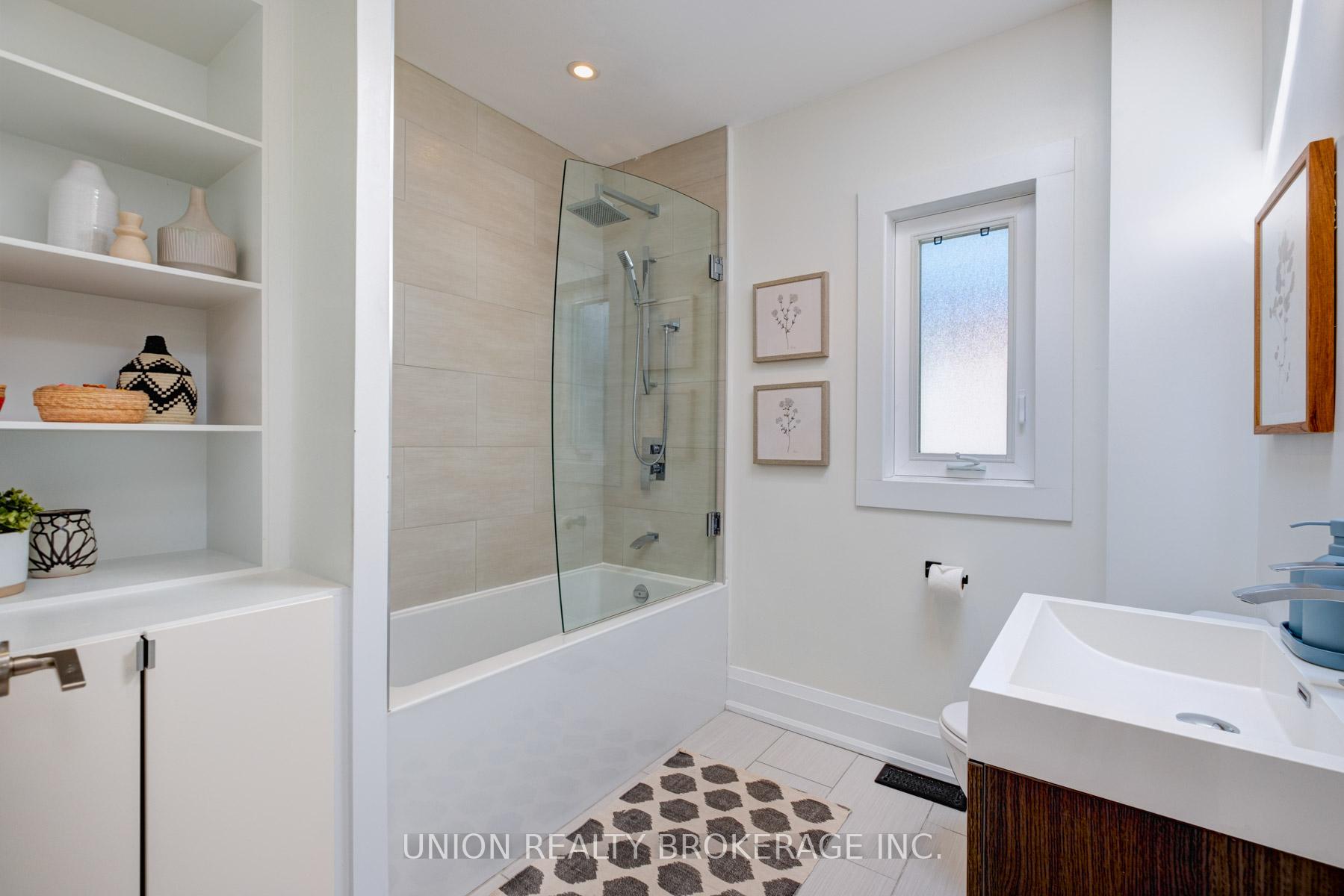 121 Withrow Avenue, Toronto E01