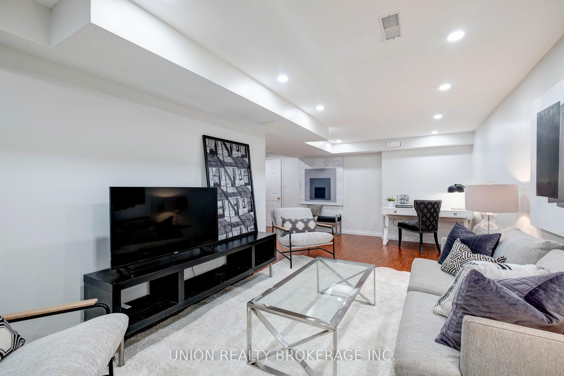 1022 Benton Crescent