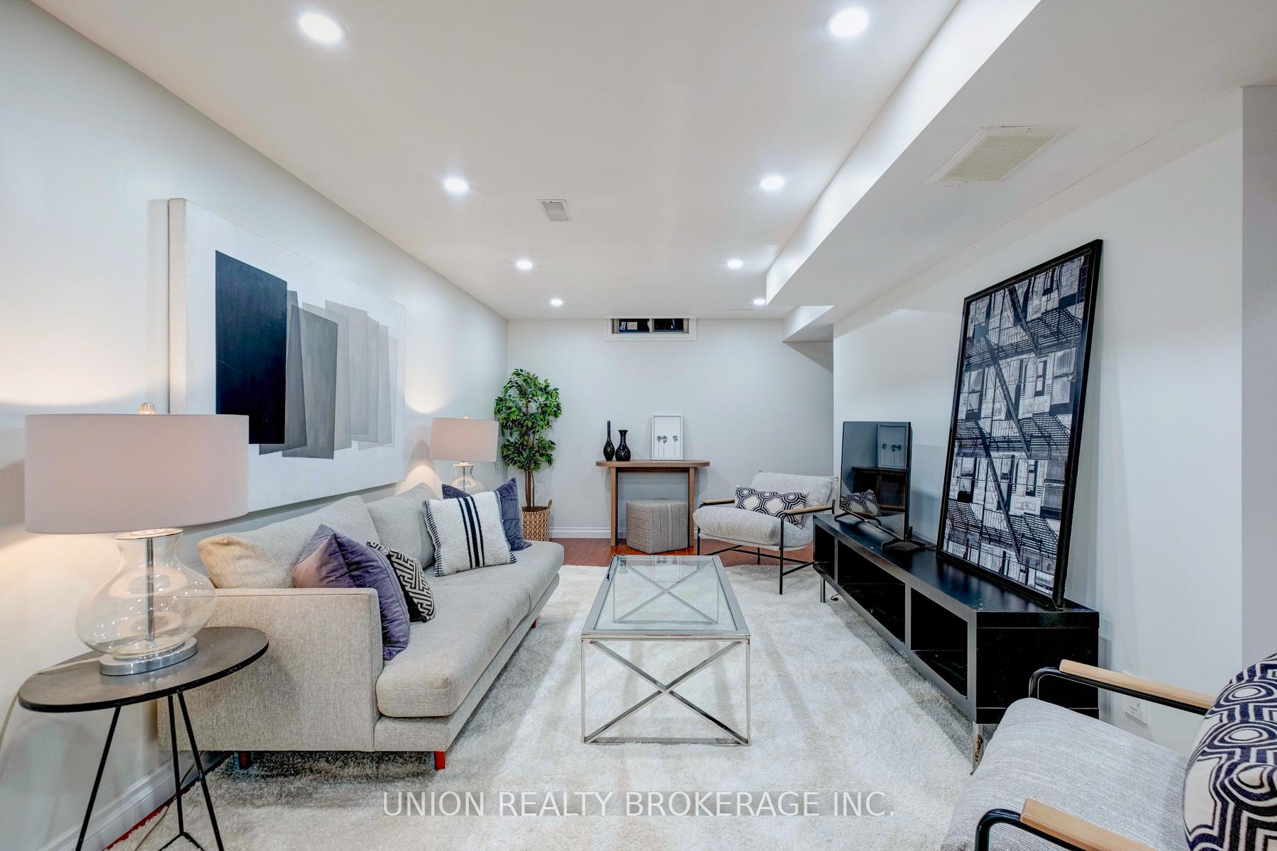 1022 Benton Crescent