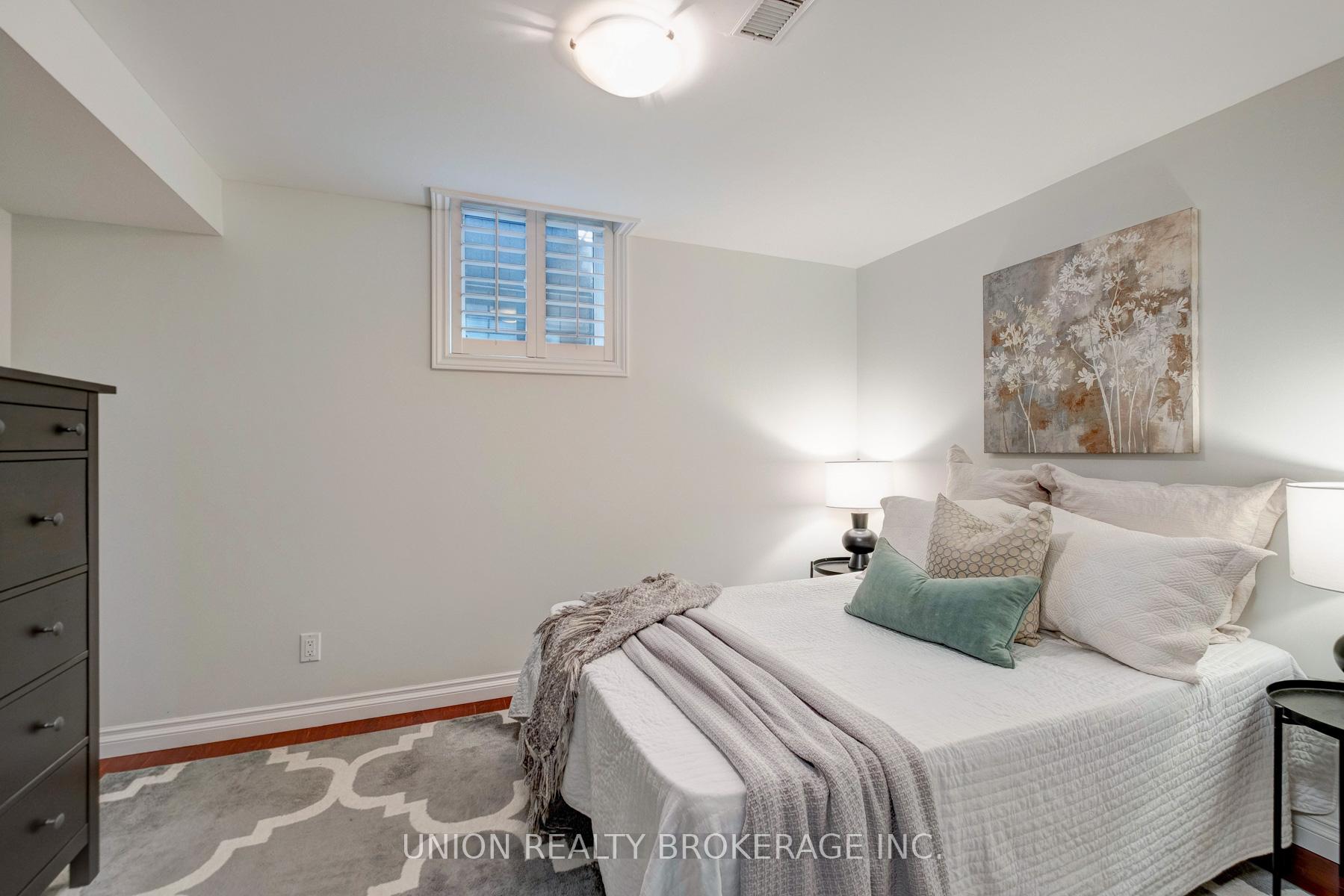 1022 Benton Crescent