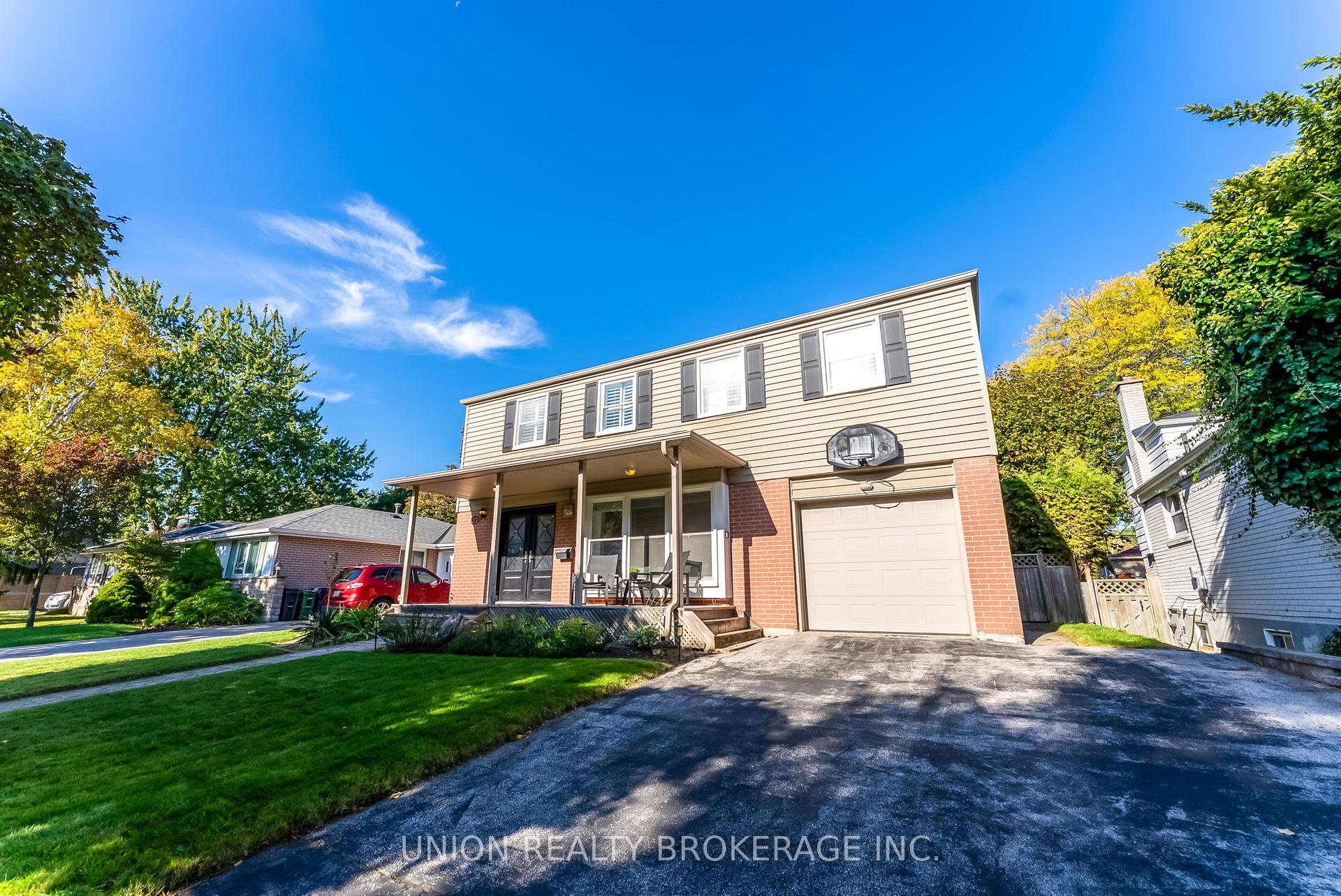 32 Bledlow Manor Drive