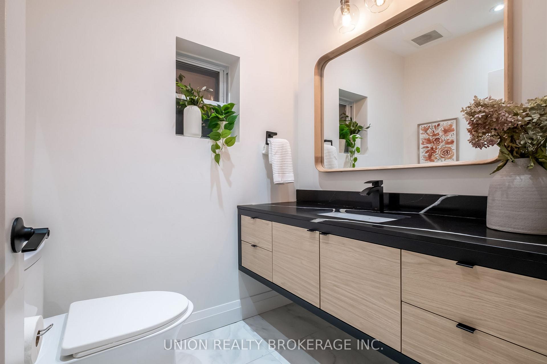 135 Oak Park Avenue, Toronto E03