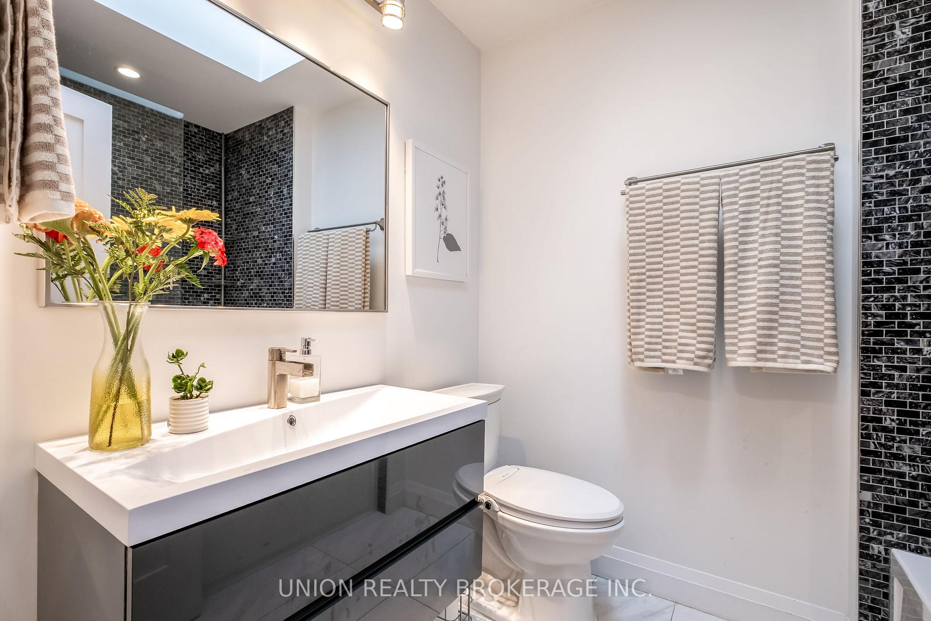 135 Oak Park Avenue, Toronto E03