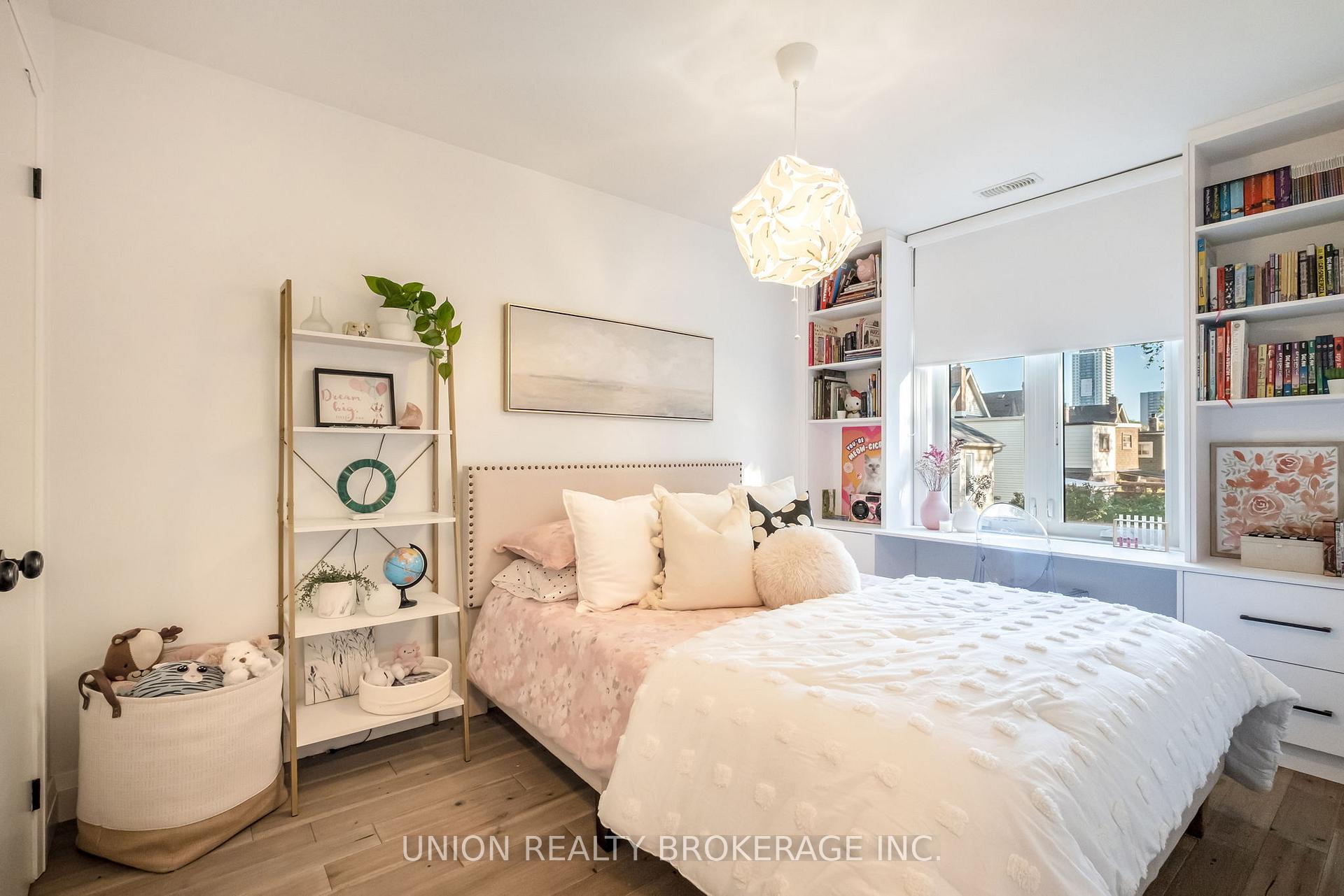 135 Oak Park Avenue, Toronto E03