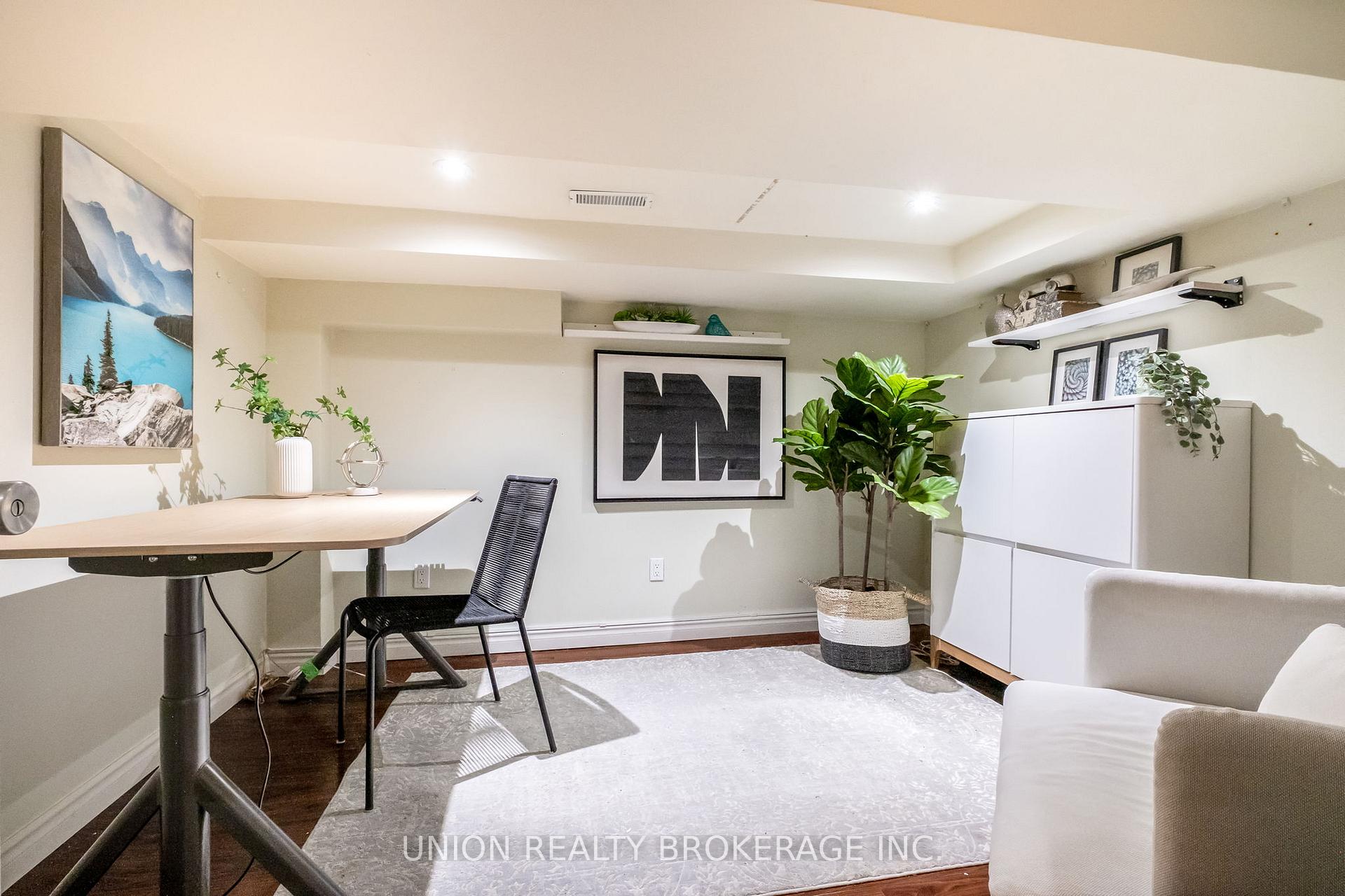 135 Oak Park Avenue, Toronto E03