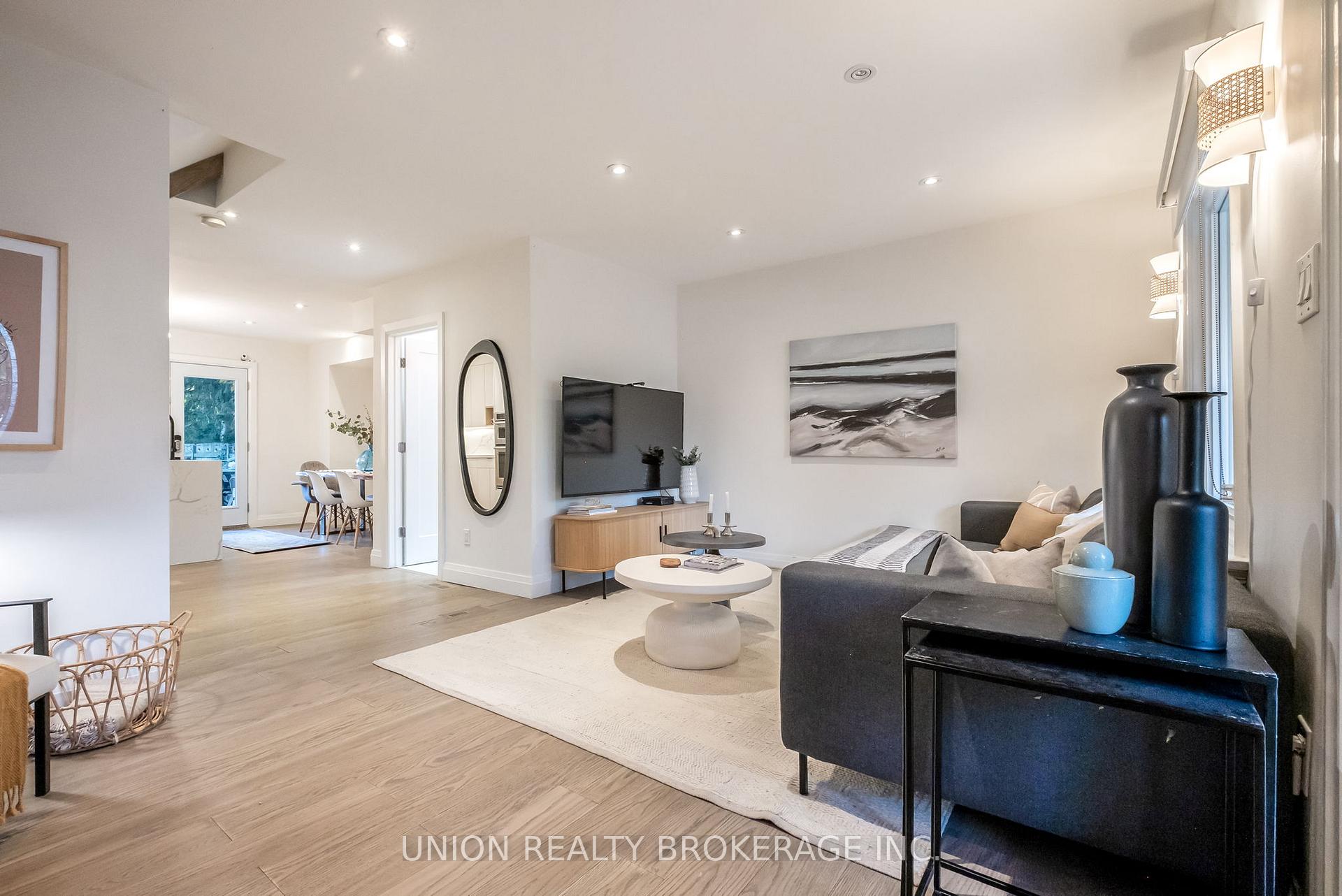 135 Oak Park Avenue, Toronto E03