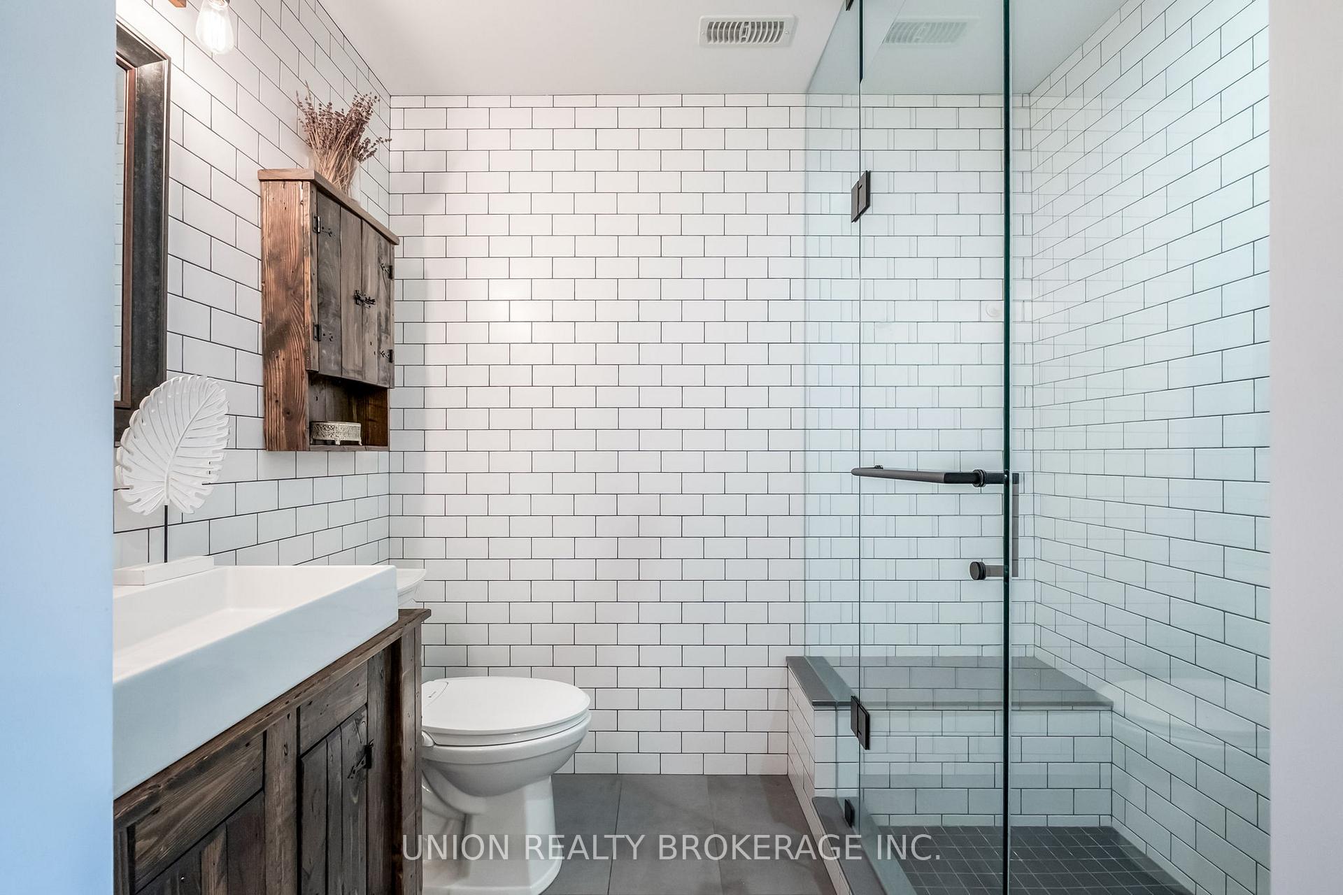 135 Oak Park Avenue, Toronto E03