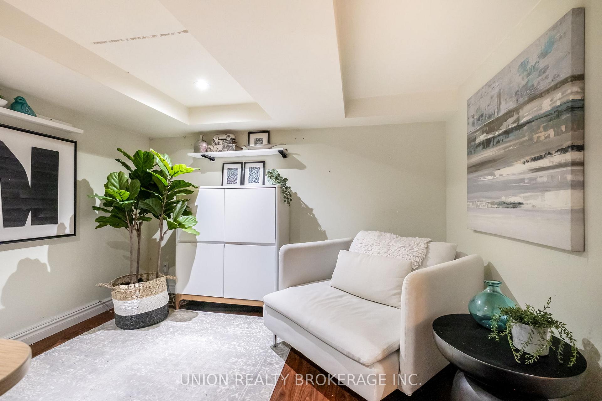 135 Oak Park Avenue, Toronto E03