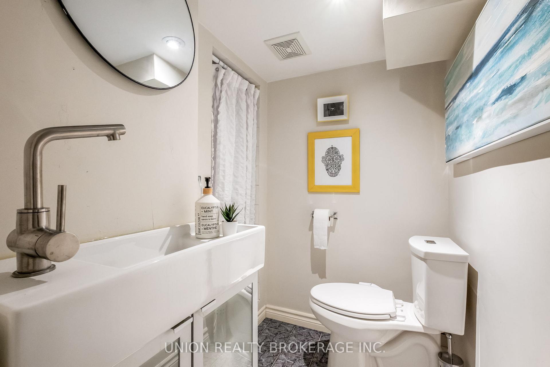 135 Oak Park Avenue, Toronto E03