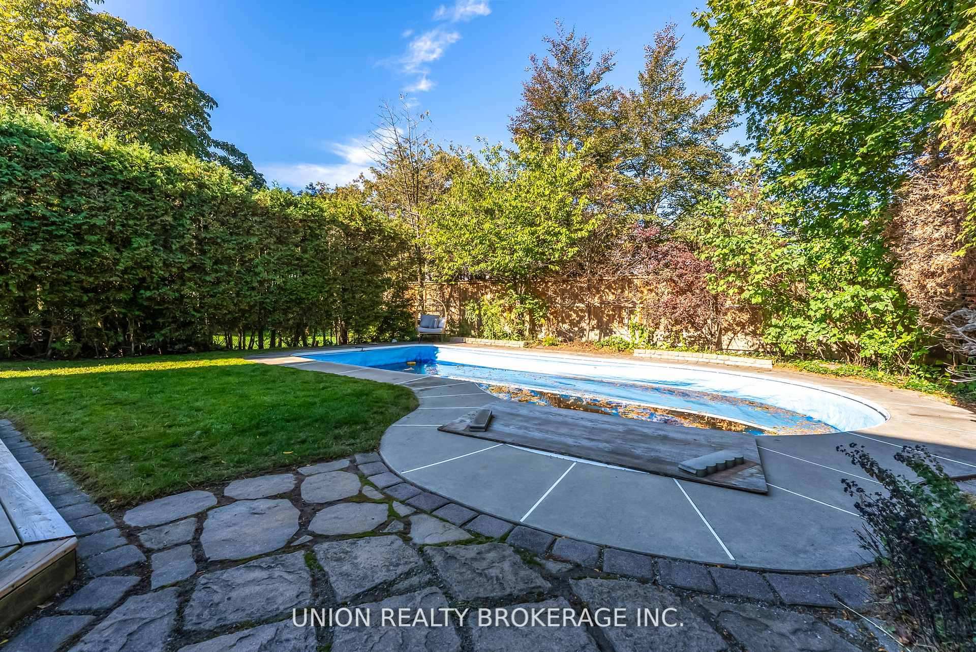 32 Bledlow Manor Drive