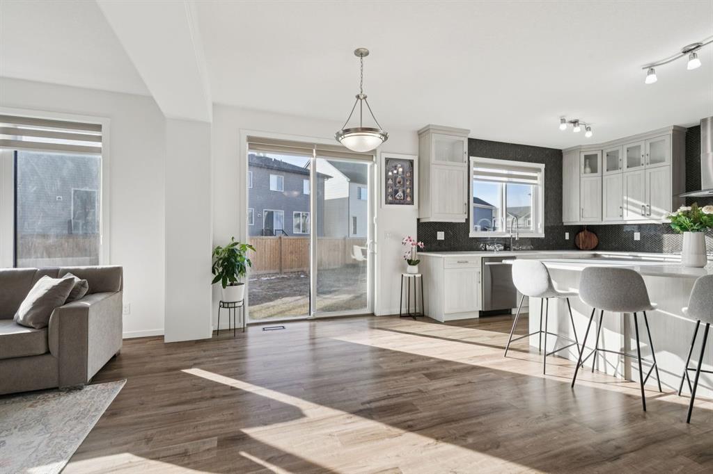 557 Southwinds Close SW