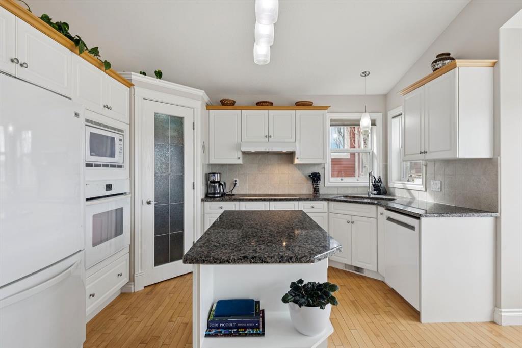 657 Woodside Court NW