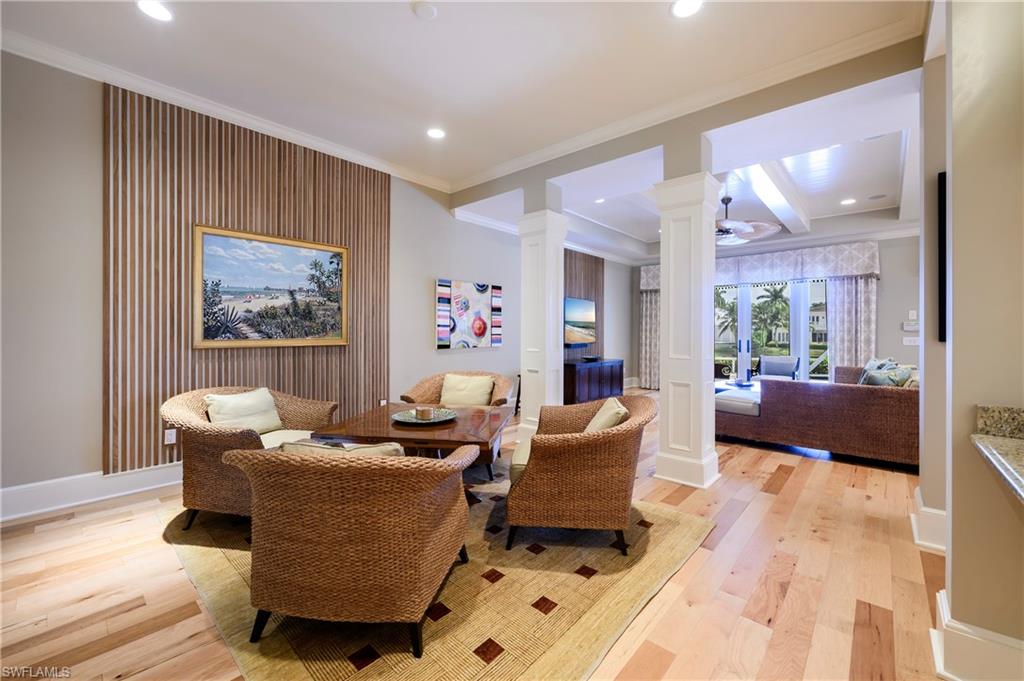 725 W Lake DR