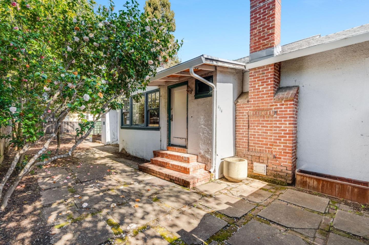 636 Cambridge AVE