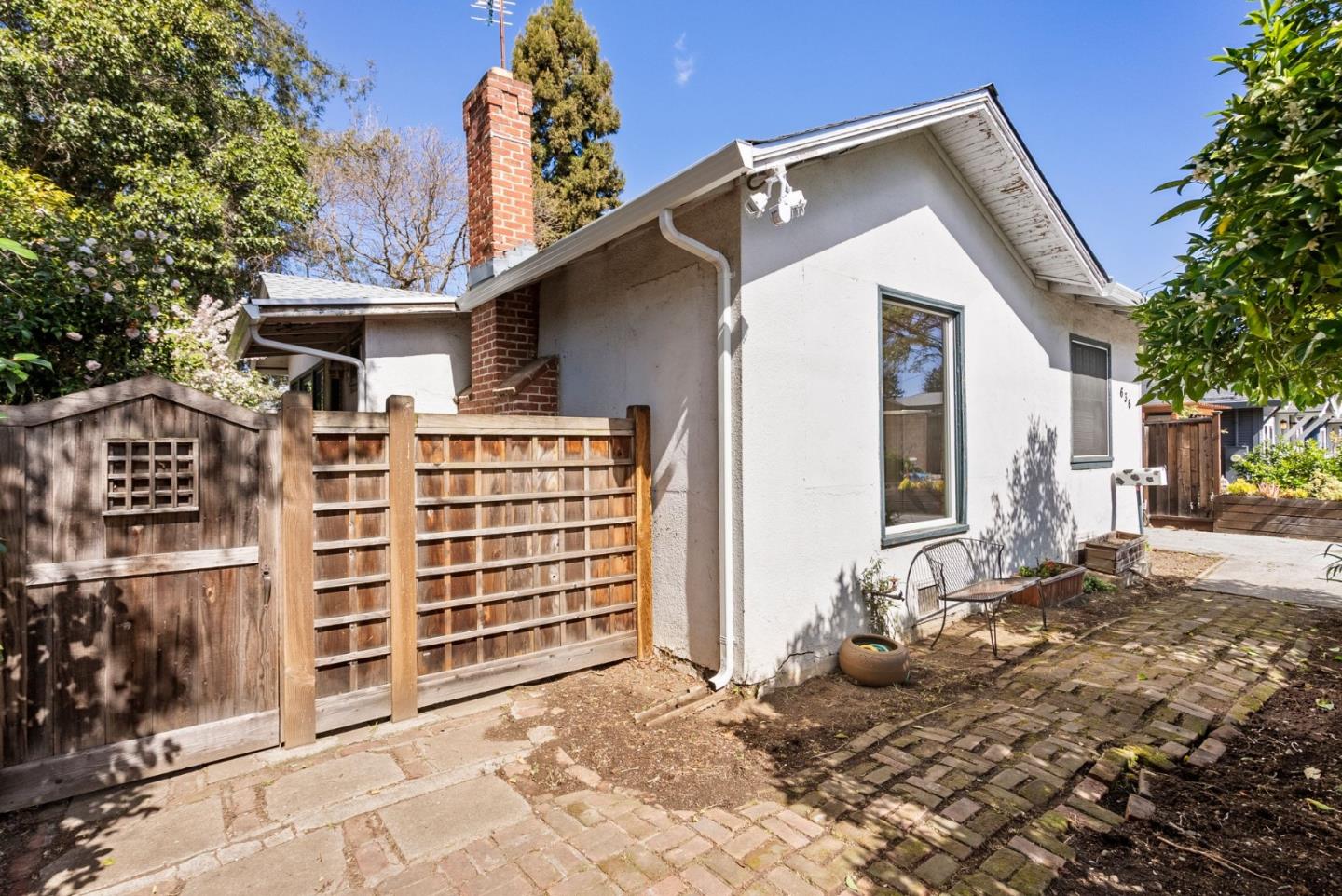636 Cambridge AVE