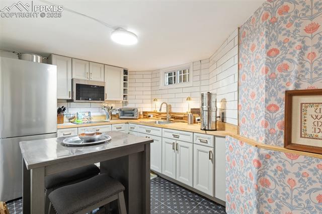 20 W Caramillo Street