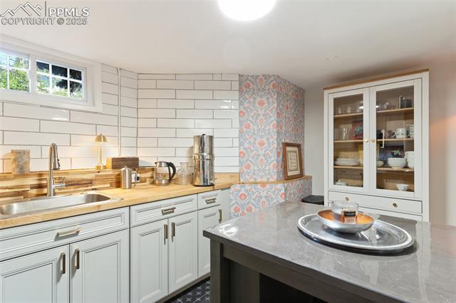 20 W Caramillo Street