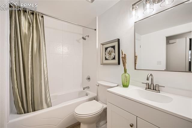 2560 Villa Loma Drive