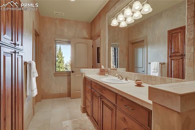 1155 High Lake View