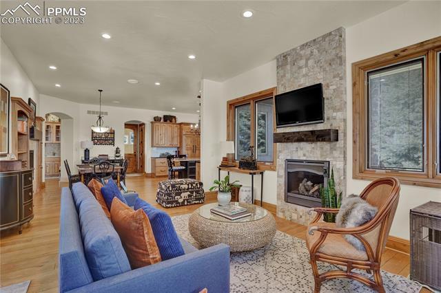 1125 High Lake View