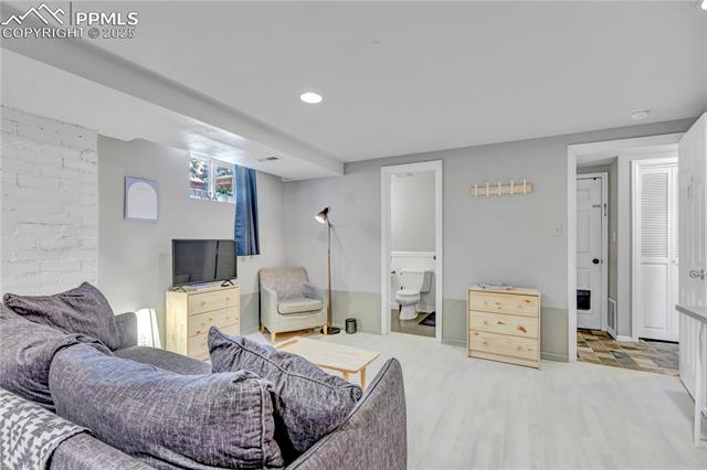 10 W Oak Avenue