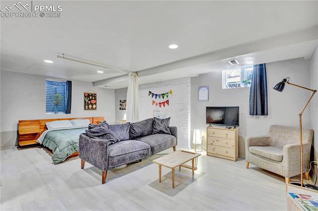 10 W Oak Avenue